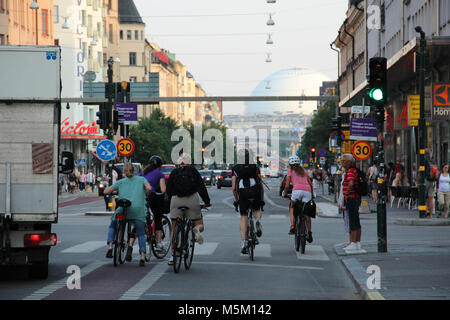 Persone in bicicletta sulla strada Götgatan a Södermalm nel centro di Stoccolma. Foto Stock