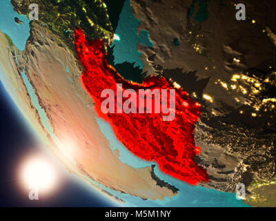 Vista satellitare di Iran evidenziata in rosso sul pianeta Terra con visibili le frontiere del paese durante il tramonto. 3D'illustrazione. Gli elementi di questa immagine arredati con Foto Stock