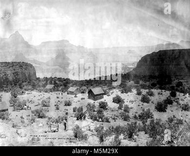 Grand Canyon Grandview storico sentiero . 3 Il mio accampamento baracche del ferro di cavallo mesa miniera di rame di canyon co. Grandview circa 1907. Impressioni di abbagliamento di topografia del Grand Canyon sono cambiati e spostato da quel giorno in estate del 1540 quando Garcia Lopez de Cardenas ha guardato fuori dal bordo sud. Il conquistador ha visto un inutile vasto deserto, niente di più di una barriera di espansione politica. All'estremo opposto, t Foto Stock