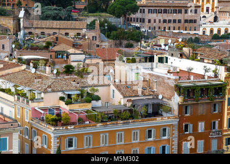 Case con terrazze sul tetto a Roma in Italia Foto Stock