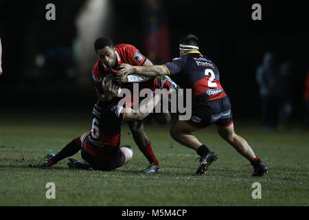 Ebbw Vale, in Galles, 23 feb 2014. Bill Mata di Edinburgh rugby © viene arrestato da Aaron Wainwright e Liam Belcher dei draghi ®. Guinness Pro14 partita di rugby, draghi v Edinburgh Rugby presso Eugene Cross Park di Ebbw Vale, South Wales, Venerdì 23 Febbraio 2018.pic da Andrew Orchard/Alamy Live News Foto Stock