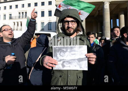 Febbraio 24th, 2018 - Berlino rifugiati siriano in Germania la protesta contro la guerra presso la Porta di Brandeburgo a Berlino. Credito: Fausto Marci/Alamy Live News Foto Stock