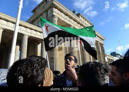 Febbraio 24th, 2018 - Berlino rifugiati siriano in Germania la protesta contro la guerra presso la Porta di Brandeburgo a Berlino. Credito: Fausto Marci/Alamy Live News Foto Stock