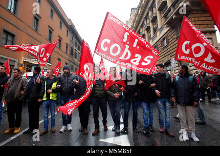 Roma, Italia, 24 feb 2018. Corteo del sindacato dei Cobas e dei movimenti per il diritto alla casa contro il Jobs Act. Roma, 24 febbraio 2018. Dimostrazione di estrema sinistra sindacato Cobas insieme con il Movimento per il diritto ad avere una casa, per protestare contro i lavori atto di legge. Foto di Samantha Zucchi Insidefoto Credito: insidefoto srl/Alamy Live News Foto Stock