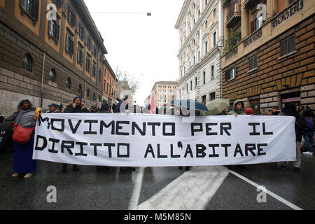 Roma, Italia, 24 feb 2018. Corteo del sindacato dei Cobas e dei movimenti per il diritto alla casa contro il Jobs Act. Roma, 24 febbraio 2018. Dimostrazione di estrema sinistra sindacato Cobas insieme con il Movimento per il diritto ad avere una casa, per protestare contro i lavori atto di legge. Foto di Samantha Zucchi Insidefoto Credito: insidefoto srl/Alamy Live News Foto Stock