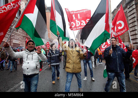 Roma, Italia, 24 feb 2018. Corteo del sindacato dei Cobas e dei movimenti per il diritto alla casa contro il Jobs Act. Roma, 24 febbraio 2018. Dimostrazione di estrema sinistra sindacato Cobas insieme con il Movimento per il diritto ad avere una casa, per protestare contro i lavori atto di legge. Foto di Samantha Zucchi Insidefoto Credito: insidefoto srl/Alamy Live News Foto Stock