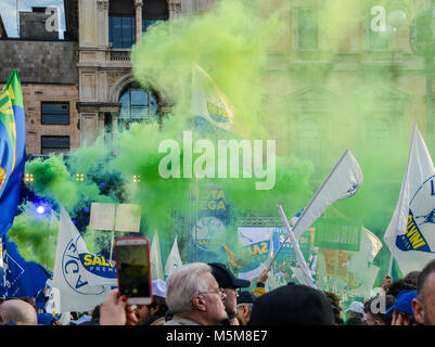 Milano, Italia - Feb 24, 2018: lontano-ala destra partito politico sostenitori, Lega Nord, stadio un rally a Piazza Duomo a Milano dove il partito della leader Matteo Salvini ha parlato davanti a della settimana prossima elezione generale. Il gruppo di estrema destra precedentemente noto come la Lega Nord è parte dell' ex Primo ministro Silvio Berlusconi a destra coalizione, insieme con i fratelli d'Italia. Italia intensificato la sicurezza per le dimostrazioni di massa da lontano a destra e gruppi antifascisti in tutto il paese Foto Stock