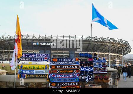 Il Murrayfield, Edimburgo, Scozia, Regno Unito - 24 Febbraio 2018: Scozia sostenitori sciarpe in vendita su un approccio a Murrayfield per la Scozia v Inghilterra Sei Nazioni di gioco Foto Stock