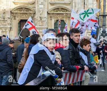 Milano, Italia - Feb 24, 2018: lontano-ala destra partito politico sostenitori, Lega Nord, stadio un rally a Piazza Duomo a Milano dove il partito della leader Matteo Salvini ha parlato davanti a della settimana prossima elezione generale. Il gruppo di estrema destra precedentemente noto come la Lega Nord è parte dell' ex Primo ministro Silvio Berlusconi a destra coalizione, insieme con i fratelli d'Italia. Italia intensificato la sicurezza per le dimostrazioni di massa da lontano a destra e gruppi antifascisti in tutto il paese Foto Stock