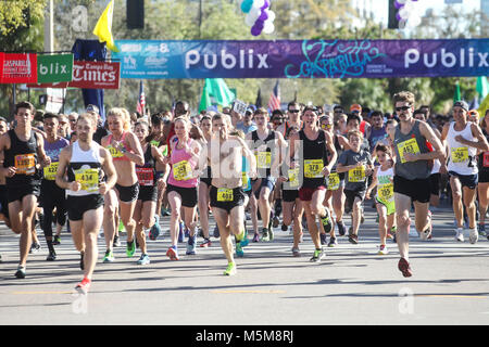 Florida, Stati Uniti d'America. 24 Febbraio, 2018. Vigilia EDELHEIT | Orari.Corridori iniziare il 5K gara durante la distanza Gasparilla Classic su Sabato, 24 febbraio 2018. Credit: Vigilia Edelheit/Tampa Bay volte/ZUMA filo/Alamy Live News Foto Stock