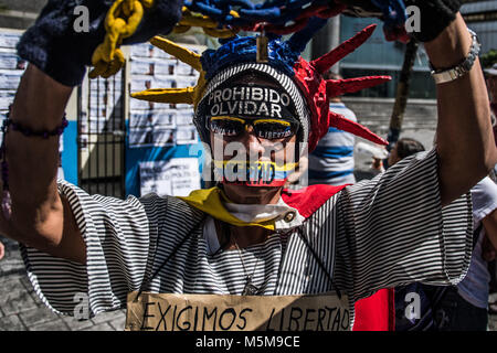 Caracas, Venezuela. 24 Febbraio, 2018. Un manifestante visto durante la dimostrazione.L'ONG Foro Penale Penale (Forum), effettuata una attività di strada per la liberazione dei prigionieri politici e la domanda di giustizia per le persone che sono morte durante le proteste dell'anno 2014/2017. Più di 300 persone sono in carcere per protestare contro il governo di nicolas maturi e più di 200 hanno perso la loro vita Credito: R CAMACHO 24022018-4.jpg/SOPA Immagini/ZUMA filo/Alamy Live News Credito: ZUMA Press, Inc./Alamy Live News Credito: ZUMA Press, Inc./Alamy Live News Foto Stock