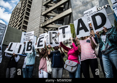 Caracas, Venezuela. 24 Febbraio, 2018. Persone che trattengono le lettere per formare la parola "libertà" per coloro che sono in carcere durante le proteste. La ONG Foro Penale Penale (Forum), effettuata una attività di strada per la liberazione dei prigionieri politici e la domanda di giustizia per le persone che sono morte durante le proteste dell'anno 2014/2017. Più di 300 persone sono in carcere per protestare contro il governo di nicolas maturi e più di 200 hanno perso le loro vite. Credito: R CAMACHO 24022018-16.jpg/SOPA Immagini/ZUMA filo/Alamy Live News Credito: ZUMA Press, Inc./Alamy Live News Credito: ZUMA Press, Inc./Alamy vivere nuove Foto Stock