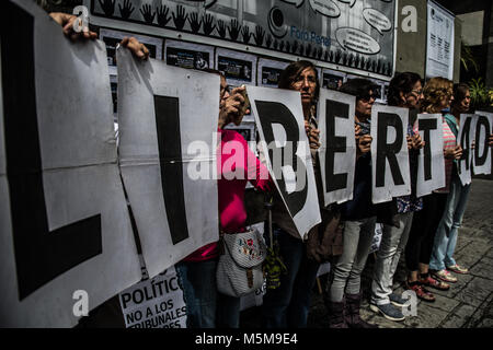 Caracas, Venezuela. 24 Febbraio, 2018. Persone che trattengono le lettere per formare la parola "libertà" per coloro che sono in carcere durante le proteste. La ONG Foro Penale Penale (Forum), effettuata una attività di strada per la liberazione dei prigionieri politici e la domanda di giustizia per le persone che sono morte durante le proteste dell'anno 2014/2017. Più di 300 persone sono in carcere per protestare contro il governo di nicolas maturi e più di 200 hanno perso la loro vita Credito: R CAMACHO 24022018-11.jpg/SOPA Immagini/ZUMA filo/Alamy Live News Credito: ZUMA Press, Inc./Alamy Live News Credito: ZUMA Press, Inc./Alamy Live News Foto Stock