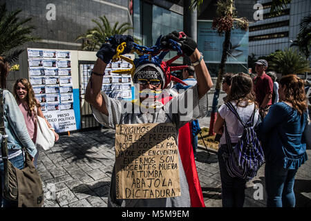 Caracas, Venezuela. 24 Febbraio, 2018. Un manifestante visto durante la dimostrazione.L'ONG Foro Penale Penale (Forum), effettuata una attività di strada per la liberazione dei prigionieri politici e la domanda di giustizia per le persone che sono morte durante le proteste dell'anno 2014/2017. Più di 300 persone sono in carcere per protestare contro il governo di nicolas maturi e più di 200 hanno perso le loro vite. Credito: ZUMA Press, Inc./Alamy Live News Credito: ZUMA Press, Inc./Alamy Live News Foto Stock