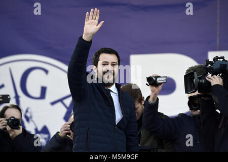 Milano, 24 feb 2018. Matteo Salvini Lega Nord partito rally durante la campagna elettorale in Italia . Manifestazione Lega nord Foto Daniele Buffa immagine / Insidefoto Credito: insidefoto srl/Alamy Live News Foto Stock