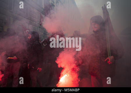 Roma, Italia. Febbraio 24, 2018. Bandiere rosse del S.I. Cobas e di altoparlanti che si diffondono le canzoni di lotta dei lavoratori. Piazza dell'Esquilino di Roma è il punto di ritrovo della manifestazione contro i lavori atto, da qui il più attento processione dalla forze di polizia avviata perché temeva di infiltrazioni di gruppi violenti diretto al Anpi e Cgil e Pd. Alla fine non è stato così, non ci sono stati scontri, anche se la carta le bombe sono state lanciate per i Fori Imperiali. Credito: Danilo Balducci/ZUMA filo/Alamy Live News Foto Stock