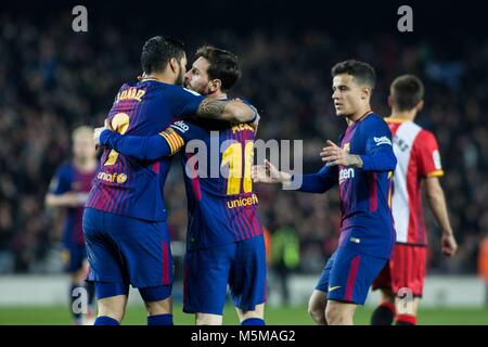 Barcellona, Spagna - 24 febbraio: Luis Suarez dall'Uruguay di FC Barcelona celebra il suo obiettivo con Leo Messi da Argentina del FC Barcelona e Phillip Couthino dal Brasile del FC Barcelona durante la Liga match tra FC Barcelona v Girona a stadio Camp Nou a Barcellona il 24 febbraio, 2018. Cordon premere Foto Stock