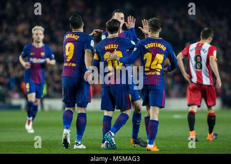 Barcellona, Spagna - 24 febbraio: Luis Suarez dall'Uruguay di FC Barcelona celebra il suo obiettivo con Leo Messi da Argentina del FC Barcelona e Phillip Couthino dal Brasile del FC Barcelona durante la Liga match tra FC Barcelona v Girona a stadio Camp Nou a Barcellona il 24 febbraio, 2018. Cordon premere Foto Stock