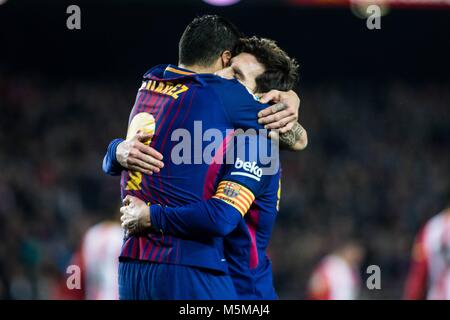 Barcellona, Spagna - 24 febbraio: Leo Messi da Argentina celebra il suo obiettivo con Luis Suarez dall Uruguay del FC Barcelona durante la Liga match tra FC Barcelona v Girona a stadio Camp Nou a Barcellona il 24 febbraio, 2018. Cordon premere Foto Stock