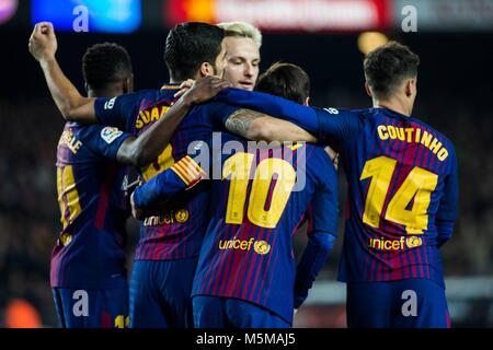 Barcellona, Spagna - 24 febbraio: Leo Messi da Argentina celebra il suo obiettivo con Luis Suarez dall Uruguay del FC Barcelona, Phillip Couthino dal Brasile del FC Barcelona e Dembele dalla Francia del FC Barcelona durante la Liga match tra FC Barcelona v Girona a stadio Camp Nou a Barcellona il 24 febbraio, 2018. Cordon premere Foto Stock