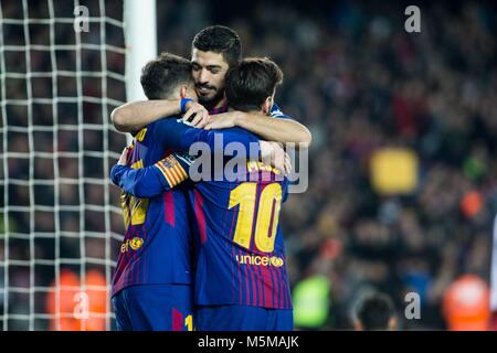Barcellona, Spagna - 24 febbraio: Luis Suarez dall'Uruguay di FC Barcelona celebra il suo obiettivo con Phillip Couthino dal Brasile del FC Barcellona e Leo Messi da Argentina del FC Barcelona durante la Liga match tra FC Barcelona v Girona a stadio Camp Nou a Barcellona il 24 febbraio, 2018. Cordon premere Foto Stock