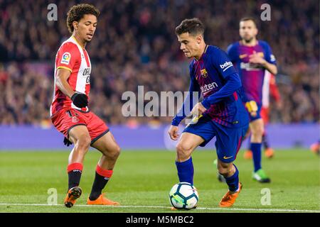Spagna - 24 di febbraio: FC Barcelona centrocampista Philippe Coutinho (14) e Girona centrocampista Douglas Luiz (12) durante la partita tra FC Barcelona contro Girona CF, per il round 25 del Liga Santander, giocato al Camp Nou Stadium il 24 febbraio 2018 a Barcellona, Spagna. (Credit: Mikel Trigueros / Urbanandsport / Cordon Premere) Cordon premere Foto Stock