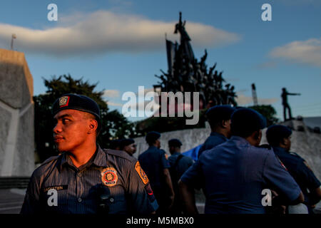 Quezon City, Filippine. 24 Febbraio, 2018. I poliziotti sono visti come vari gruppi militanti si riuniranno presso il popolo di alimentazione un monumento a Quezon City, Filippine per protestare su questioni contro l' attuale amministrazione prima della XXXII anniversario della People Power. Credito: Basilio H. Sepe/ZUMA filo/Alamy Live News Foto Stock