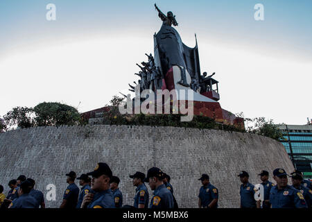 Quezon City, Filippine. 24 Febbraio, 2018. I poliziotti sono visti come vari gruppi militanti si riuniranno presso il popolo di alimentazione un monumento a Quezon City, Filippine per protestare su questioni contro l' attuale amministrazione prima della XXXII anniversario della People Power. Credito: Basilio H. Sepe/ZUMA filo/Alamy Live News Foto Stock