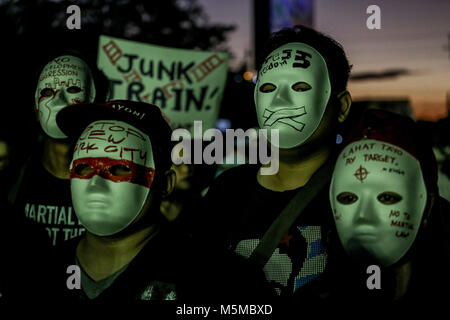 Quezon City, Filippine. 24 Febbraio, 2018. Manifestanti indossare le maschere come vari gruppi militanti si riuniranno presso il popolo di alimentazione un monumento a Quezon City, Filippine per protestare su questioni contro l' attuale amministrazione prima della XXXII anniversario della People Power Credit: Basilio H. Sepe/ZUMA filo/Alamy Live News Foto Stock