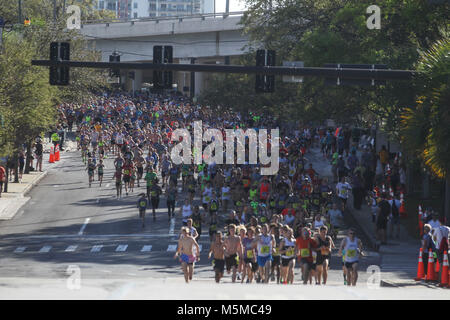 Florida, Stati Uniti d'America. 24 Febbraio, 2018. Vigilia EDELHEIT | Orari.Corridori iniziare il 5K gara durante la distanza Gasparilla Classic su Sabato, 24 febbraio 2018. Credit: Vigilia Edelheit/Tampa Bay volte/ZUMA filo/Alamy Live News Foto Stock