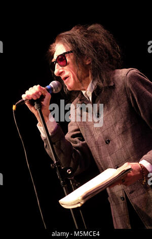 Wyeside Arts Center, Builth Wells, Powys - Sabato 24 Febbraio 2018 - poeta Dr John Cooper Clarke suona dal vivo sul palco per una casa in pieno il Galles Centrale con un mix di poesie e narratore spiritoso. Foto Steven Maggio / Alamy Live News Foto Stock