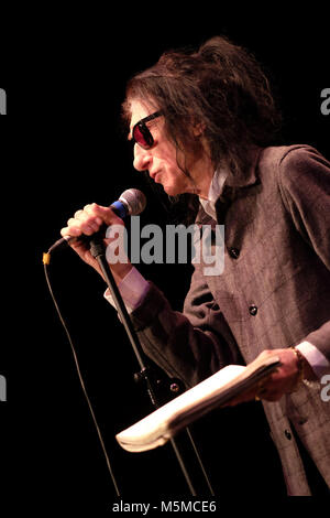 Wyeside Arts Center, Builth Wells, Powys - Sabato 24 Febbraio 2018 - poeta Dr John Cooper Clarke suona dal vivo sul palco per una casa in pieno il Galles Centrale con un mix di poesie e narratore spiritoso. Foto Steven Maggio / Alamy Live News Foto Stock