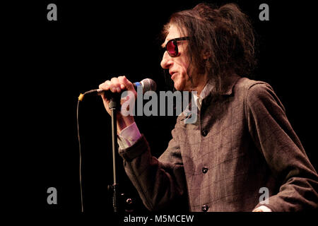 Wyeside Arts Center, Builth Wells, Powys - Sabato 24 Febbraio 2018 - poeta Dr John Cooper Clarke suona dal vivo sul palco per una casa in pieno il Galles Centrale con un mix di poesie e narratore spiritoso. Foto Steven Maggio / Alamy Live News Foto Stock