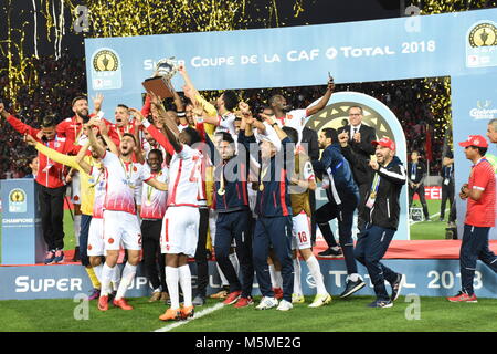 Casablanca. 24 Febbraio, 2018. I giocatori del Wydad Casablanca dal Marocco celebrare dopo la CAF Super Cup tra il Marocco Wydad Casablanca e Congolese Mazembe TP in Casablanca, Marocco. Nel febbraio 24, 2018. Il Marocco Wydad Casablanca rivendicato il titolo con 1-0. Credito: S.Aissa/Xinhua/Alamy Live News Foto Stock