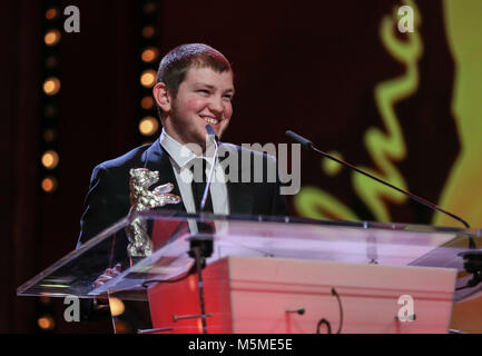 Berlino, Germania. 24 Febbraio, 2018. Attore Antony Bajon riceve l'Orso d'argento per il premio di miglior attore per 'preghiera' durante la cerimonia di premiazione del 68esimo Festival Internazionale del Cinema di Berlino, Berlino, Germania, nel febbraio 24, 2018. Credito: Shan Yuqi/Xinhua/Alamy Live News Foto Stock