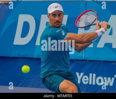 Delray Beach, FL, Stati Uniti d'America. 24 Febbraio, 2018. STEVE JOHNSON (US) in azione sulla corte nel Delray Beach Open singles semi-finale a Delray Beach Tennis Stadium. PETER GOJOWCZYK (GER).Lo ha battuto 7-6, 6-3. Credito: Arnold Drapkin/ZUMA filo/Alamy Live News Foto Stock