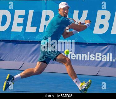 Delray Beach, FL, Stati Uniti d'America. 24 Febbraio, 2018. STEVE JOHNSON (US) in azione sulla corte nel Delray Beach Open singles semi-finale a Delray Beach Tennis Stadium. PETER GOJOWCZYK (GER).Lo ha battuto 7-6, 6-3. Credito: Arnold Drapkin/ZUMA filo/Alamy Live News Foto Stock