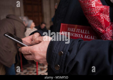 Roma, Italia. Il 24 febbraio, 2018. Dieci giorni prima delle elezioni nazionali, 23 organizzazioni ha preso insieme le strade di Roma per chiedere chiaramente per "mai più il fascismo, mai più il razzismo". La protesta è stata appello alle istituzioni nazionali di adottare misure contro i movimenti politici che trae ispirazione dal fascismo, e di estrema destra Casapound e Forza Nuova. Poche settimane fa, altre proteste sono state organizzate in diverse città dopo un uomo italiano, legata all'estrema destra fringe, sparare i migranti africani in piccole città Macerata. Credito: Valeria Ferraro/Alamy Live News Foto Stock