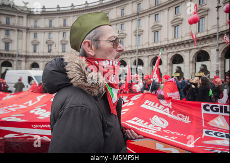 Roma, Italia. Il 24 febbraio, 2018. Dieci giorni prima delle elezioni nazionali, 23 organizzazioni ha preso insieme le strade di Roma per chiedere chiaramente per "mai più il fascismo, mai più il razzismo". La protesta è stata appello alle istituzioni nazionali di adottare misure contro i movimenti politici che trae ispirazione dal fascismo, e di estrema destra Casapound e Forza Nuova. Poche settimane fa, altre proteste sono state organizzate in diverse città dopo un uomo italiano, legata all'estrema destra fringe, sparare i migranti africani in piccole città Macerata. Credito: Valeria Ferraro/Alamy Live News Foto Stock