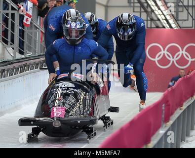 Pyeongchang, Corea del Sud. Il 25 febbraio 2018. Brad Hall (GBR, pilota), Nick Gleeson (GBR), Joel Fearon (GBR) e Greg Cackett (GBR). 4 L'uomo bob. Olympic Centre di scorrimento. Alpensia. Pyeongchang2018 Olimpiadi invernali. Repubblica di Corea. 25/02/2018. Credito: Sport In immagini/Alamy Live News Foto Stock