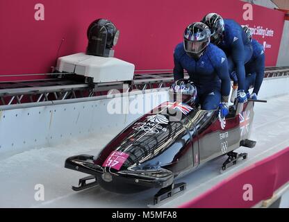 Pyeongchang, Corea del Sud. Il 25 febbraio 2018. Brad Hall (GBR, pilota), Nick Gleeson (GBR), Joel Fearon (GBR) e Greg Cackett (GBR). 4 L'uomo bob. Olympic Centre di scorrimento. Alpensia. Pyeongchang2018 Olimpiadi invernali. Repubblica di Corea. 25/02/2018. Credito: Sport In immagini/Alamy Live News Foto Stock