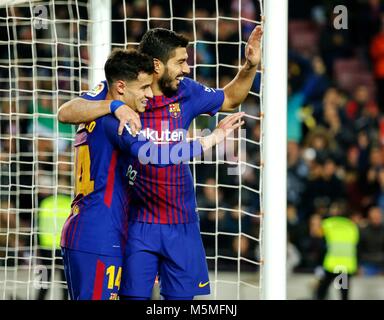 Barcellona, Spagna. 24 Febbraio, 2018. Barcellona Philippe Coutinho (L) celebra con il suo compagno di squadra Luis Suarez durante un campionato spagnolo match tra Barcellona e Girona a Barcellona, Spagna, il 24 febbraio, 2018. Barcellona ha vinto 6-1. Credito: Joan Gosa/Xinhua/Alamy Live News Foto Stock