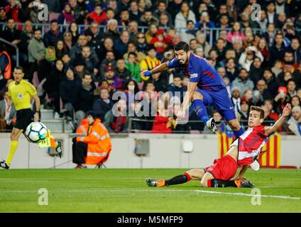 Barcellona, Spagna. 24 Febbraio, 2018. Barcellona Luis Suarez (L) compete durante un campionato spagnolo match tra Barcellona e Girona a Barcellona, Spagna, il 24 febbraio, 2018. Barcellona ha vinto 6-1. Credito: Joan Gosa/Xinhua/Alamy Live News Foto Stock