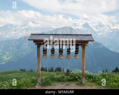 Schynige Platte vista montagne con campanacci Foto Stock