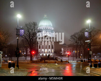 Wisconsin State Capitol Building in una notte di nebbia. Madison, Wisconsin. Foto Stock