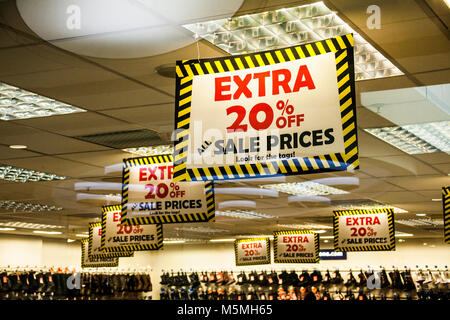 Vista di una promozione di vendita 20 sorvolano in shop - concetto di shopping. Foto Stock