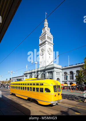 La storica, F-la linea tram di fronte al Ferry Building lungo l'Embarcadero in San Francisco, California. Foto Stock