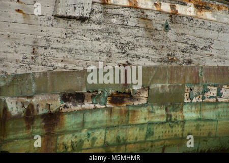 Close up di legno stagionato e arrugginiti, ossidati tavole metalliche su una nave naufragata nelle isole Falkland. Foto Stock