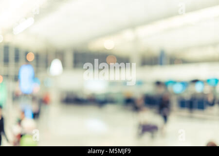 Sfondo sfocato,viaggiatore con bagaglio al Terminal Partenze Check-in in aeroporto con bokeh,luce il concetto di trasporto Foto Stock