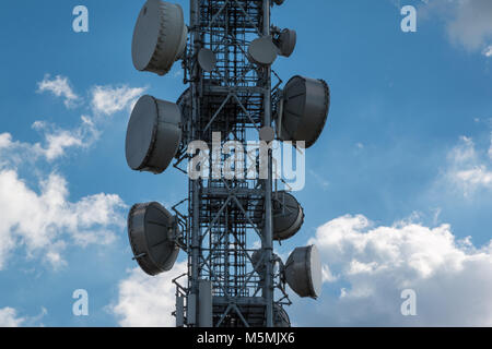 Torri di telecomunicazione con antenne satellitari e antenne. Foto Stock